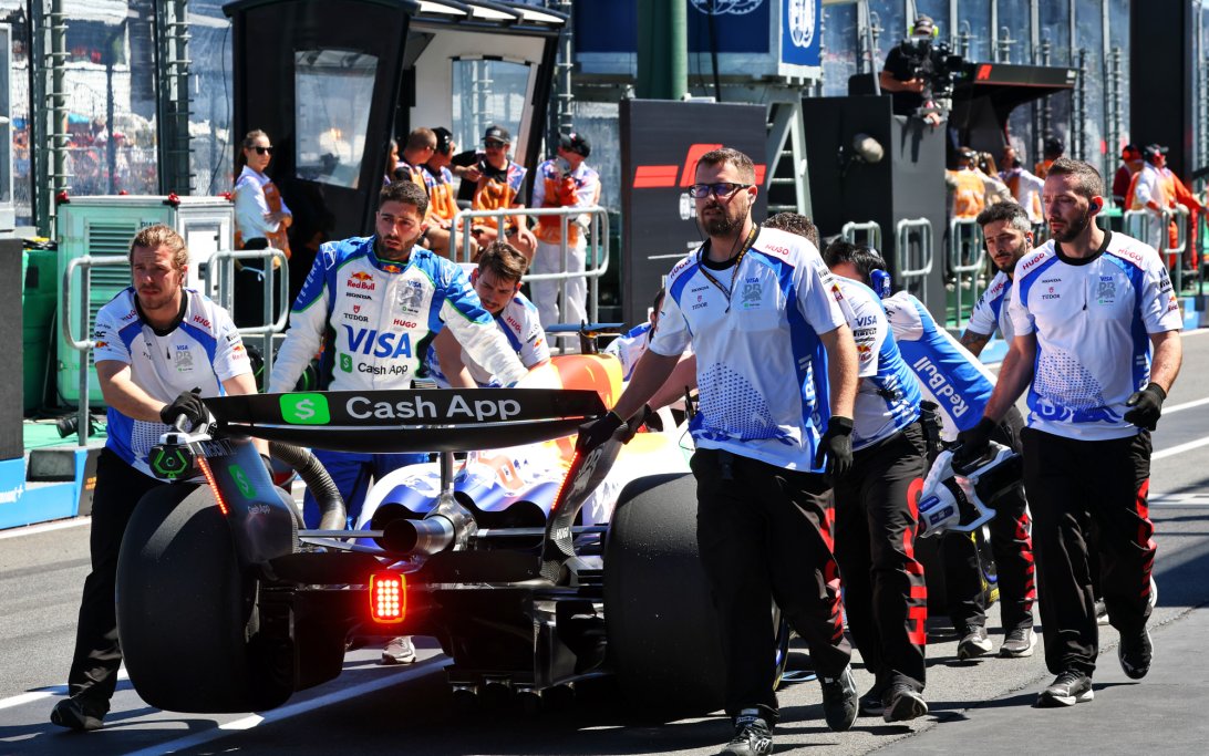 Hadjar pit lane