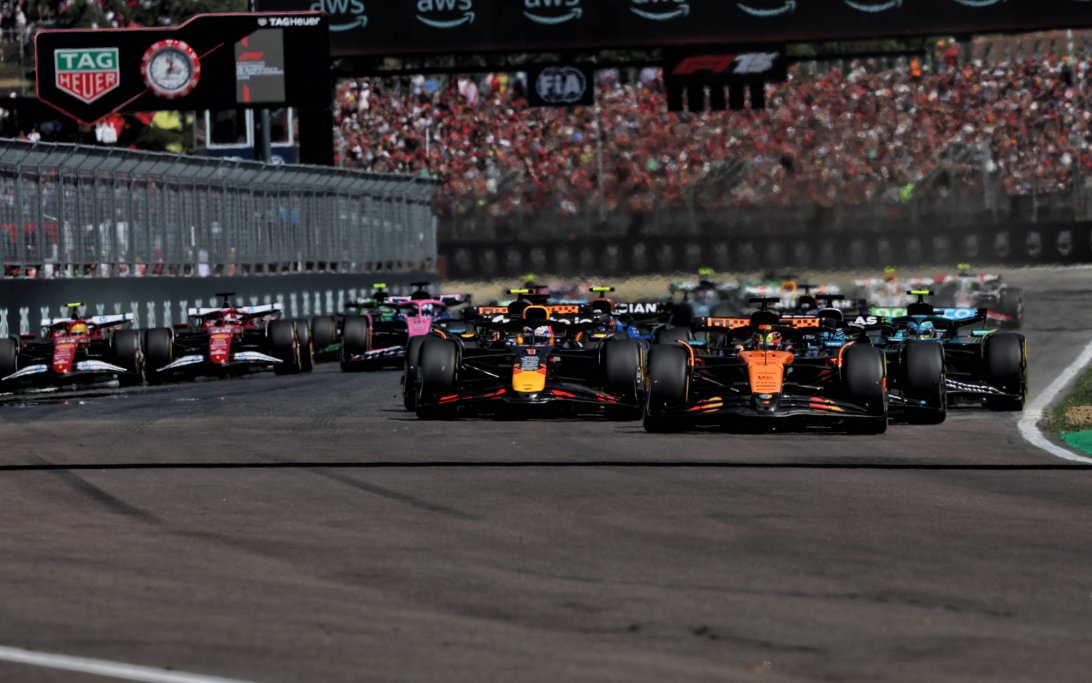 Max Verstappen Estancado Mientras Pilotos de McLaren Avanzan en Comparativa Clave