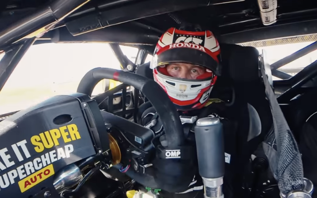 Liam Lawson torna in cockpit Red Bull per un test "molto grezzo" di V8 Supercar