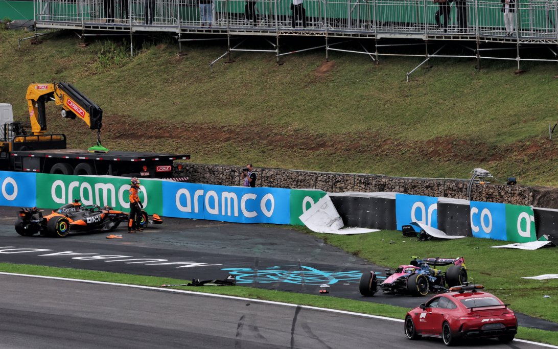 Sprint do GP de São Paulo é interrompida por bandeira vermelha após batida tripla; Piastri fora