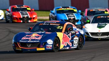 Red Bull-junior Coronel wint eerste autosportrace