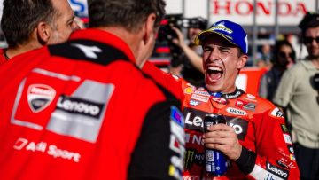 Hevig geëmotioneerde Marquez evenaart Rossi met voltooien ultieme MotoGP-comeback