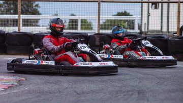 Undercover F1-coureur verbluft alles en iedereen in lokale amateur kartrace