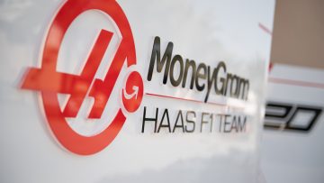 Haas loopt schade op tijdens eerste meters nieuwe auto