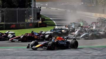 Woedende Russell wijst naar Verstappen: "Een vrijkaart!"