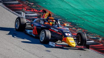 Coronel eindigt debuutweekend met mislukte start en knappe inhaalrace