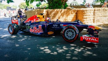 Esporter crasht met iconische Red Bull-kampioensbolide op Goodwood