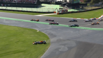Verstappen komt goed weg bij chaotische start GP Mexico