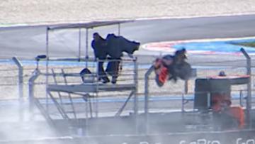 Cameraman ontsnapt aan angstaanjagende botsing met vliegende motor in MotoGP