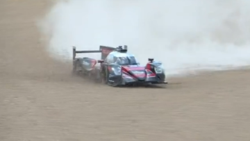 Nederlandse podiumkandidaat verliest wiel en valt uit in 24 uur van Le Mans