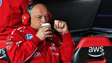 Ferrari raapt scherven bij elkaar met reactie op bizarre Hamilton-quotes