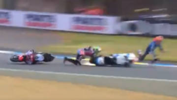 Nederlandse coureur vliegt door de lucht na harde touché