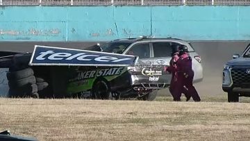 Absurd! Bergingsvoertuig ramt zojuist gecrashte NASCAR-bolide
