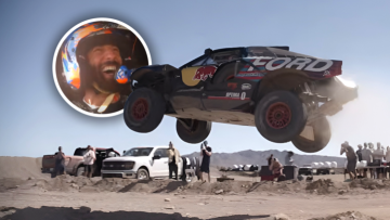 Daniel Ricciardo se eleva en el aire en una aventura de rally