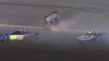 NASCAR-coureur stijgt op en slaat over de kop in Daytona 500