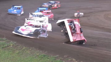 Fans roepen op tot arrestatie na inzetten raceauto als wapen in revanche-crash