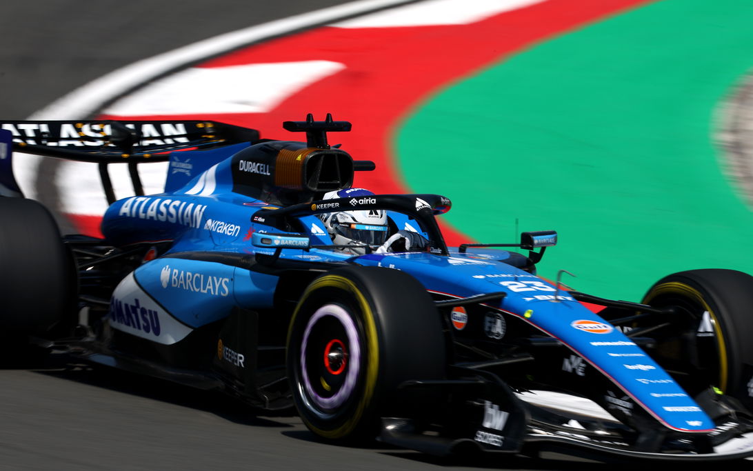 Alex Albon convocato dai commissari FIA per un insolito incidente in partenza di prova