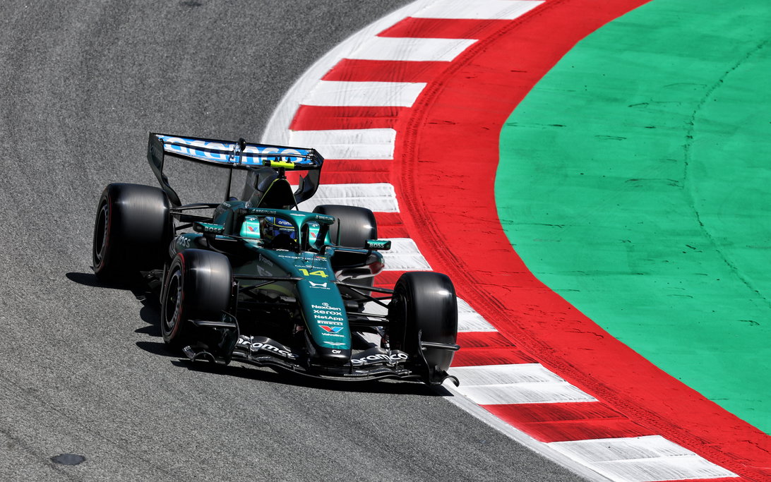Fernando Alonso, citado por los comisarios tras infringir la norma de salida en el pit lane de Barcelona