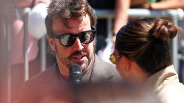 Alonso krijgt lachers op zijn hand met dolletje over Verstappen en McLaren