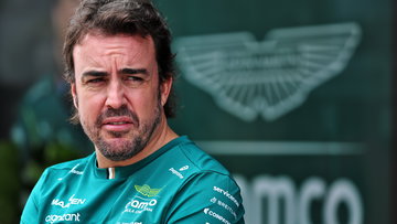 Alonso hekelt 'oneerlijke' beslissing en haalt uit: "Alleen bij Ferrari..."