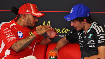 Hamilton slaat steil achterover door Antonelli: "Ben jij 19?!"