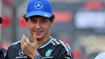 Antonelli gaat de mist in tijdens opnames in peperdure Mercedes