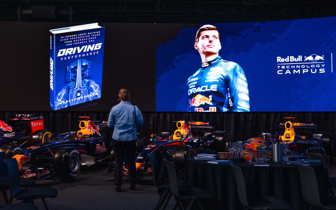 드라이빙 퍼포먼스: 신경과학자가 제시하는 F1 팀 문화의 청사진