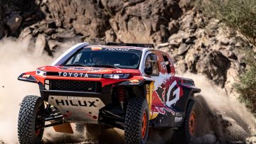Indrukwekkend Toyota grijpt macht in tweede etappe Dakar Rally