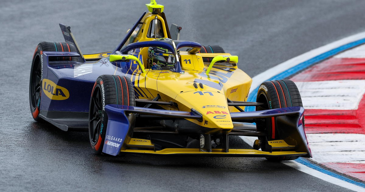 Lucas di Grassi ends four-year winless streak in Formula E wet weather madness