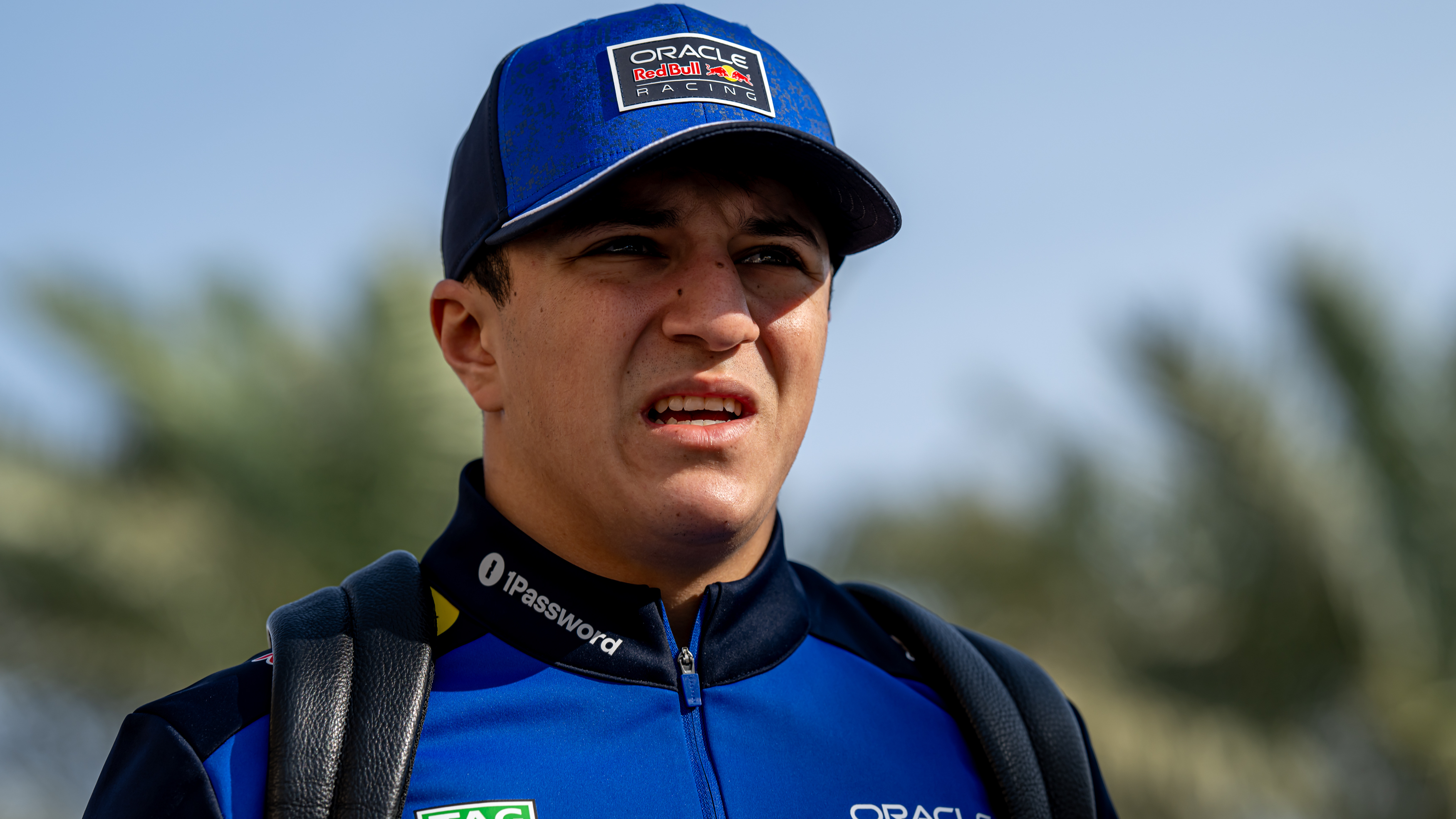 Hadjar velt oordeel over teamgenoot Verstappen: "Echt een voordeel op een gozer als ik!"