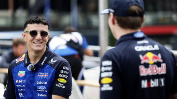 Hadjar onder de indruk van Verstappen: "Max houdt niets achter"