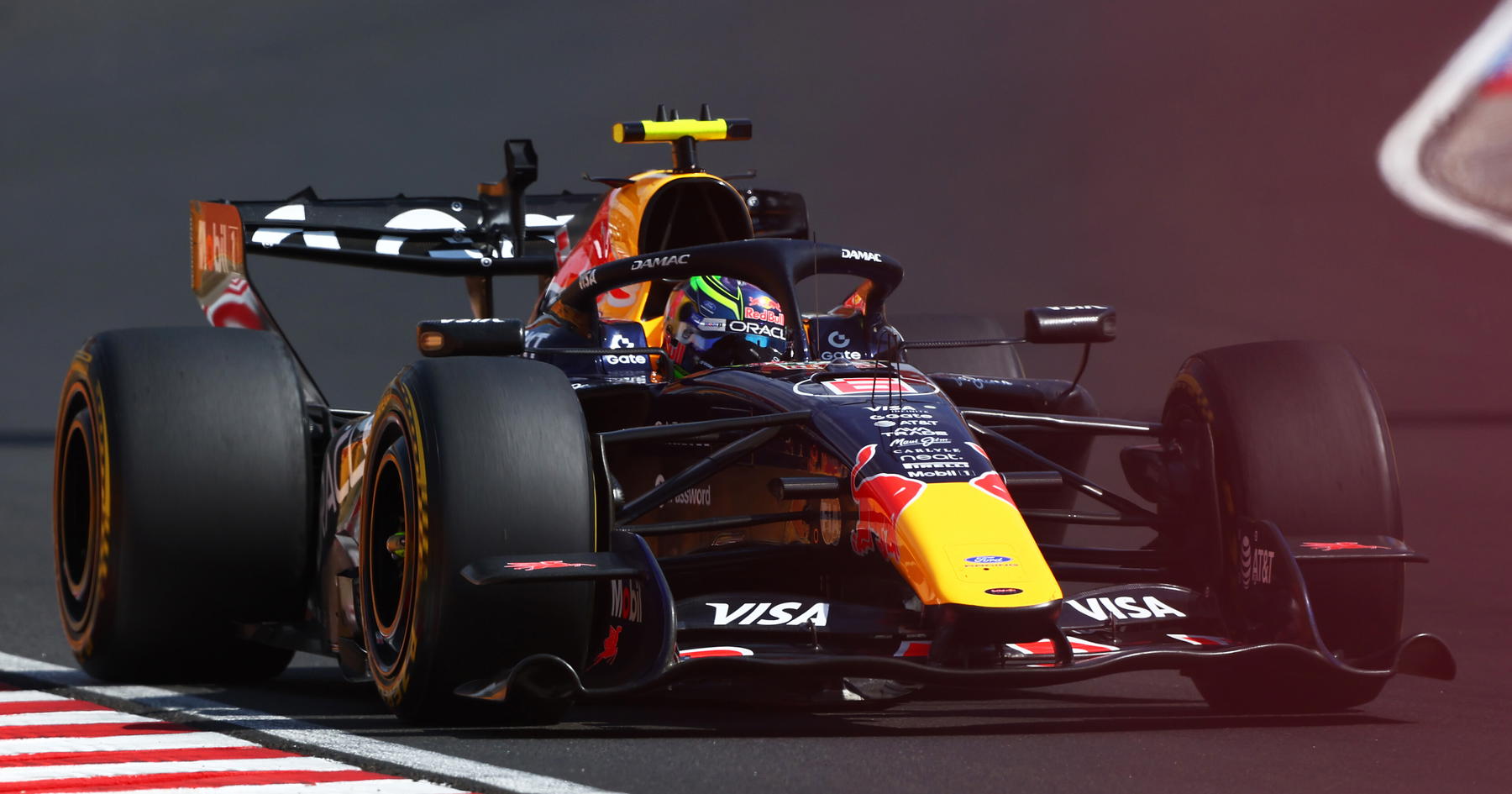 Tecnici di Red Bull Racing in sede di lavoro, concentrati sulla progettazione della RB23, con un effetto hangover dopo la stagione 2025