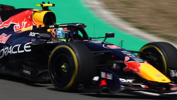 Hadjar wijst naar Verstappen voor schouderklopje: "Ben ik blij mee"