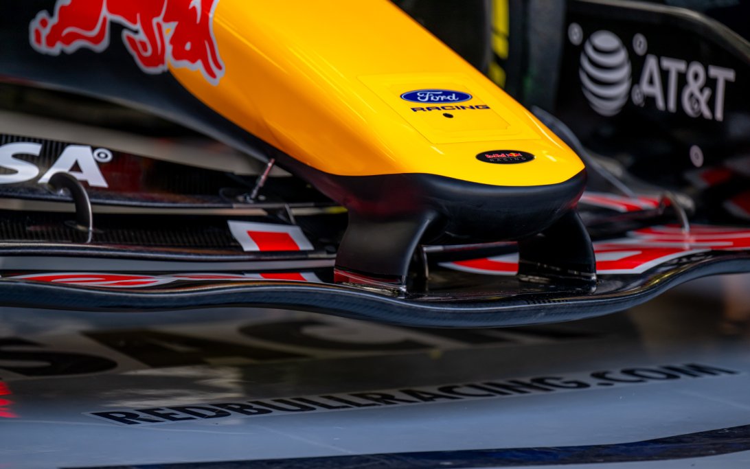 Red Bull prueba dos configuraciones de alerón delantero en Baréin