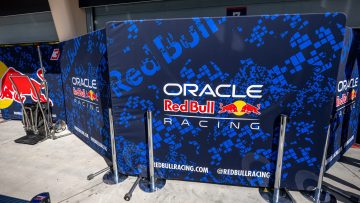 Red Bull schittert door afwezigheid in Bahrein, Aston Martin incasseert rake klap