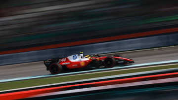 Dolblije Hamilton opent jacht op Verstappen