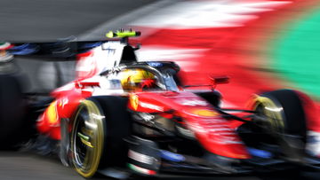 Hamilton maant Ferrari tot actie na kostbaar tijdverlies