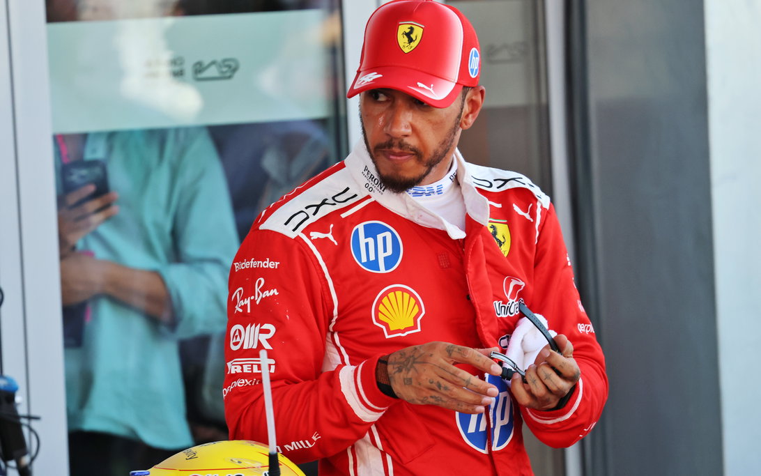 Hamilton conquista vitória histórica e primeira com a Ferrari em Barcelona