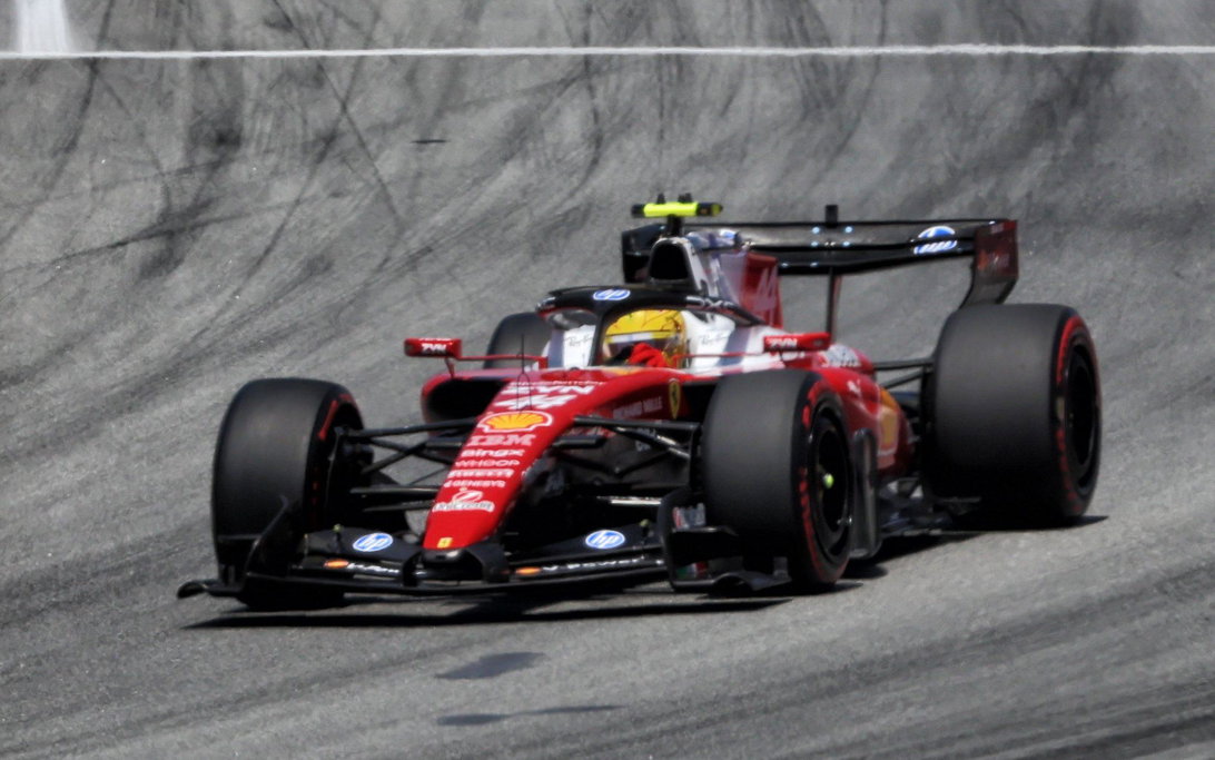 Lewis Hamilton firma il primo successo con la Ferrari al GP di Spagna 2026