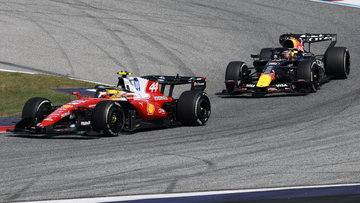 Hamilton bombardeert Verstappen tot favoriet: "Red Bull heeft enorme stappen gezet"