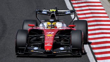 Hamilton klaagt over stewards na tijdstraf GP Hongarije