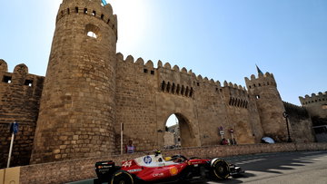 Hamilton op het matje geroepen door stewards in Baku