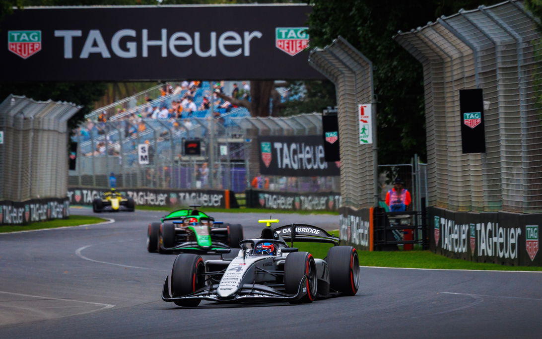 Joshua Dürksen wins F2 season-opening Sprint Race in Melbourne