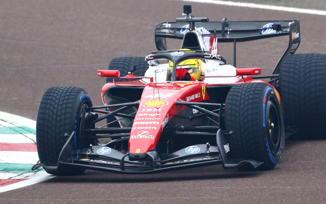 Hamilton Debutta con l'Aerodinamica Attiva 2026 della Ferrari allo Shakedown di Fiorano