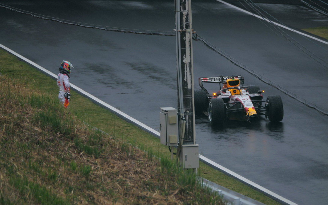 Arvid Lindblad crashes during Pirelli tyre test at Suzuka