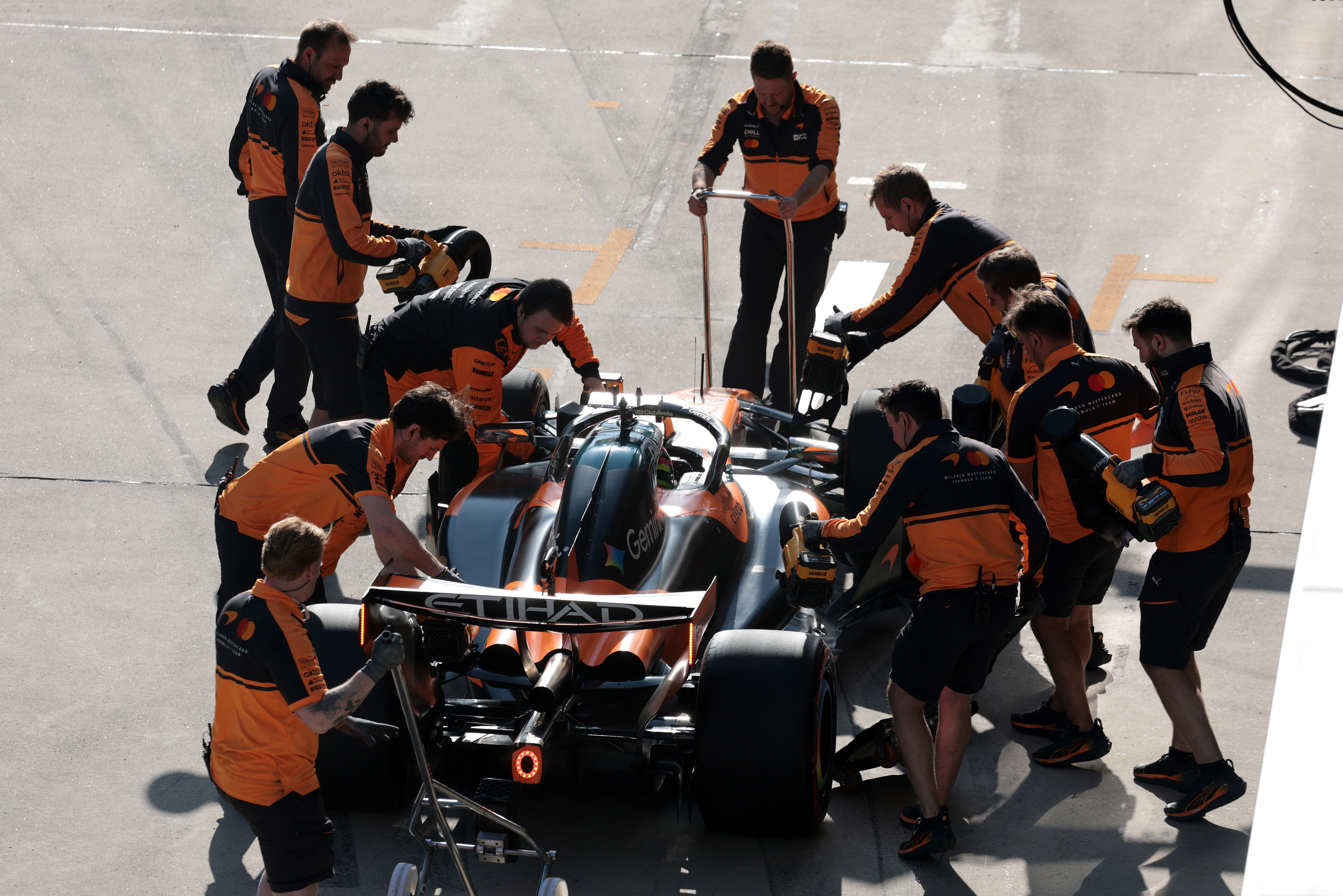 Mc Laren pit lane
