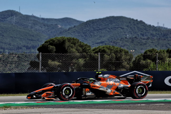 Lando Norris (GBR) McLaren F1 Team MCL40.
13.06.2026. Formula 1 World Championship, Rd 7, Barcelona-Catalunya Grand Prix, Barcelona, Spain, Qualifying Day.
- www.xpbimages.com, EMail: requests@xpbimages.com © Copyright: Rew / XPB Images
