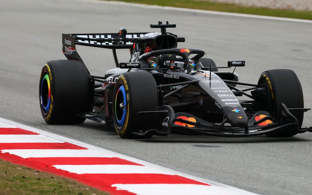 Lando Norris descreve sensação "bem diferente" do novo McLaren MCL40 em testes pré-temporada