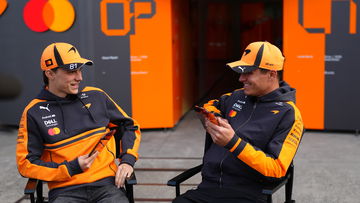 Piastri en Norris grappen na rampdag McLaren: "Leuk jou hier te zien!"