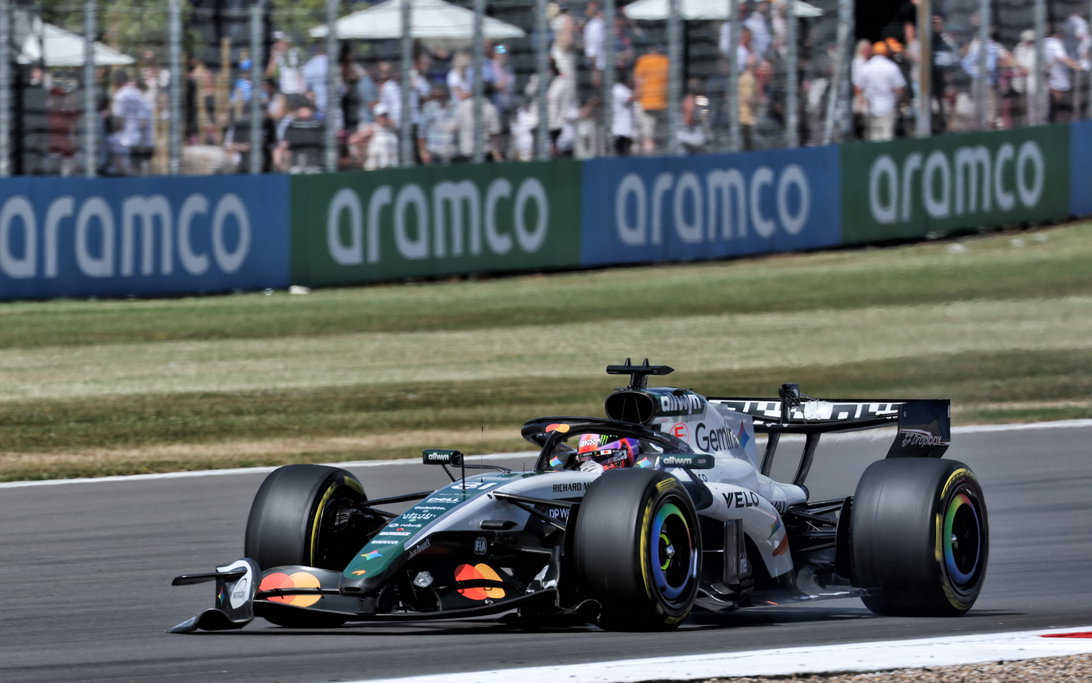 Piastri broken wing Silverstone race